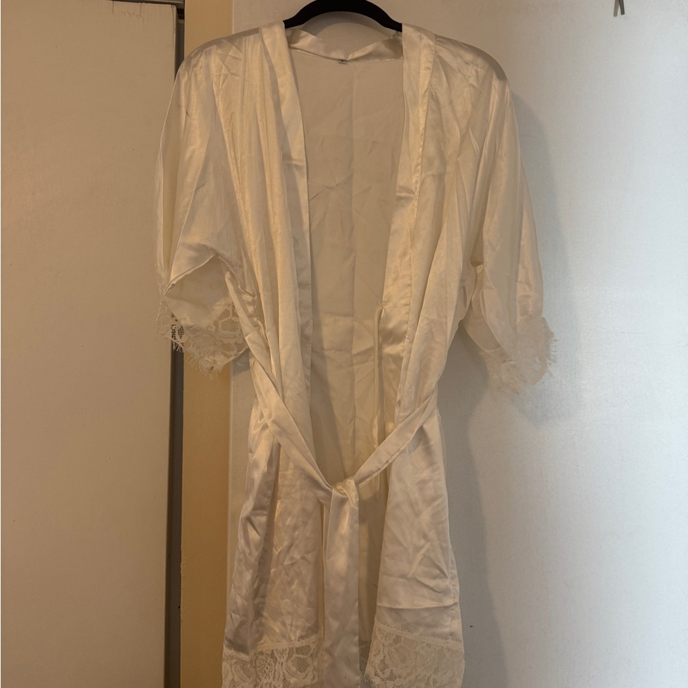 Elegant White Lace Trim Robe